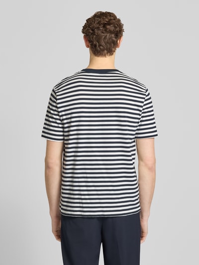 Männermodel trägt Regular Fit T-Shirt aus reiner Baumwolle von Marc O'Polo, gestreift, kurzarm, Jersey, Allover-Muster, Ganzkörperansicht Rückansicht.