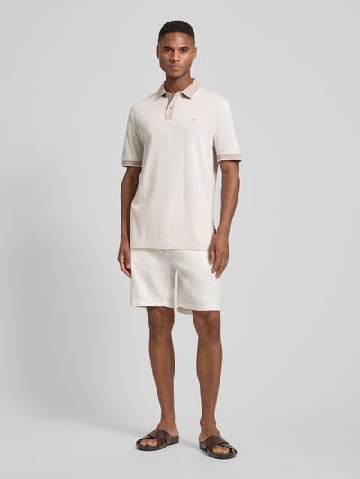 Männermodel trägt Regular Fit Poloshirt mit Label-Stitching Modell 'Percyco' von JOOP! Collection, reine Baumwolle, Ganzkörperansicht von vorne.