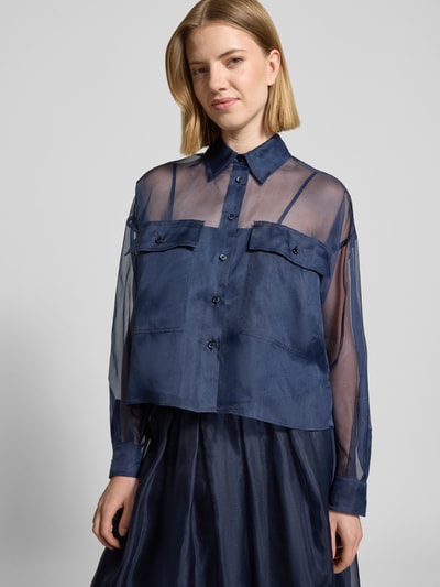 Frauenmodel trägt Boxy Fit Langarmbluse aus semitransparenter Seide Modell 'COLOMBIA' von Weekend Max Mara, Optik: Unifarben, Hemdblusenkragen, Brustleistentaschen, einreihige Knopfleiste, Manschette, mit separatem blickdichtem Trägertop aus reiner Baumwolle, ganz in Dunkelblau, Ganzkörperansicht von vorne.