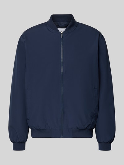Produktfoto, dunkelblaue Bomberjacke mit Stehkragen Modell 'CHARGE' von Jack & Jones, Regular Fit, glatte Optik, sichtbarer Reißverschluss