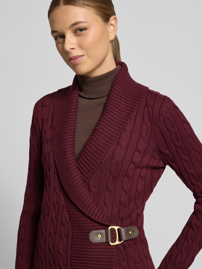 Vrouwenmodel draagt Regular Fit Cardigan in tricotlook model 'Donato' van Lauren Ralph Lauren, puur katoen, sjaalkraag, logodetail, nahaufnahme bovenlichaam.