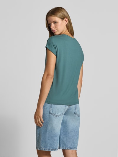 Frauenmodel trägt Regular Fit T-Shirt aus Viskose-Mix Modell 'MOSTER' von ONLY in Türkis, kombiniert mit hellblauer Jeans, Damen T-Shirt von ONLY, Ganzkörperansicht Rückansicht.