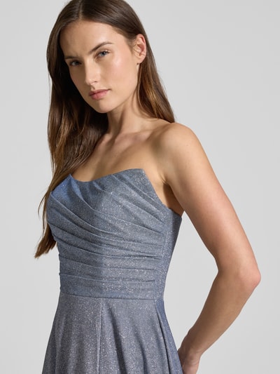 Modelka kobieca ma na sobie Sukienka wieczorowa 'Regular Fit Abendkleid in Glitzer-Optik' od Luxuar, efekt błyszczący, krój regular fit, linia A, wzór z odkrytymi ramionami, taliowany, zakładki w pasie, wiązanie, szerokość w rozmiarze 36: 31 cm, długość tyłu w rozmiarze 36: 134 cm, kolor niebieskoszary, tekstura z drobnymi błyszczącymi elementami, z przodu, zbliżenie na górną część ciała.