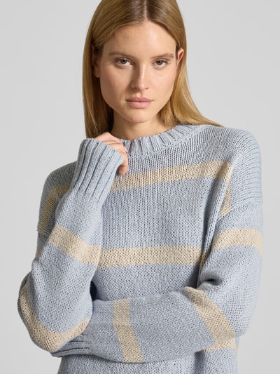 Frauenmodel trägt Regular Fit Strickpullover aus Baumwoll-Mix von Marc O'Polo, Optik: Unifarben, Rundhals, Langarm, Stricktextur, Nahaufnahme Oberkörper.