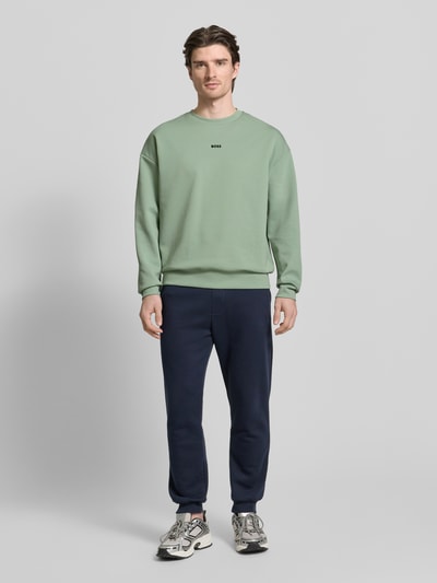 Männermodel trägt Regular Fit Sweatshirt aus Baumwoll-Mix Modell 'STENSON' von BOSS Green, unifarben, Rundhals, Ganzkörperansicht von vorne.