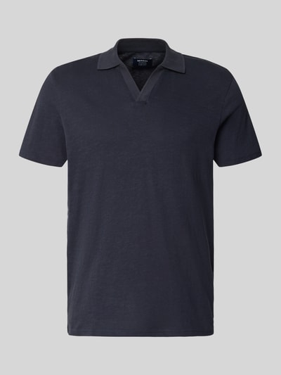 Produktfoto, Slim Fit Poloshirt mit V-Ausschnitt von MCNEAL in Dunkelblau aus reiner Baumwolle, feine Textur, Polokragen, schlichte Optik.