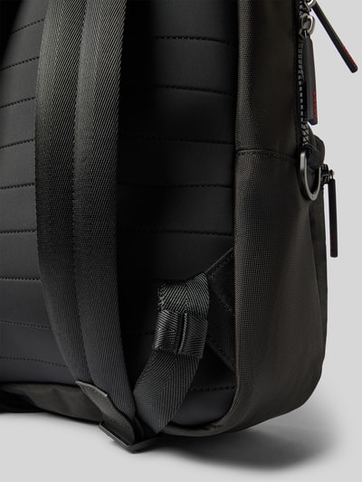 Produktfoto, Rucksack mit Label Patch Modell 'ETHON 3,0' von HUGO in schwarzer Unifarbe, strukturierte Oberfläche, Detailaufnahme der Tragegurte.