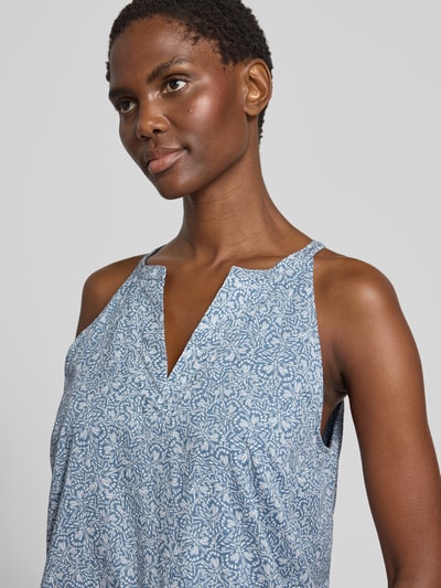 Vrouwenmodel draagt Loose Fit vrijetijdsjurk uit puur katoen van Marc O'Polo, blauw met witte patronen, close-up bovenlichaam.