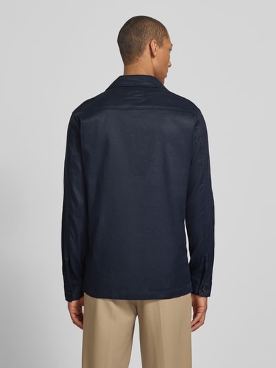 Männermodel trägt Regular Fit Hemdjacke aus leinen-mix mit borstzakken van Profuomo, donkerblauw, recht silhouet, rugaanzicht, ganzkörperansicht rückansicht.