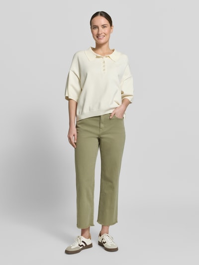 Frauenmodel trägt Straight Fit Jeans aus Baumwoll-Mix Modell 'KAROLIN' von s.Oliver RED LABEL, Optik: Unifarben, Ganzkörperansicht von vorne.