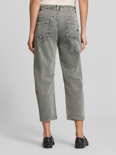 Kobiece model prezentuje spodnie sztruksowe Barrel Fit Cordhose aus Baumwoll-Mix od Buena Vista, szare, faktura prążkowana, Ganzkörperansicht Rückansicht.