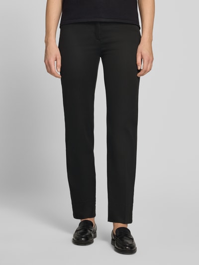 Frauenmodel trägt schwarze Super Slim Fit Schmale Hose aus Lyocell-Baumwoll-Mix Modell 'LORELLA' von Raphaela By Brax, Damen Schmale Hose, Nahaufnahme Oberkörper.