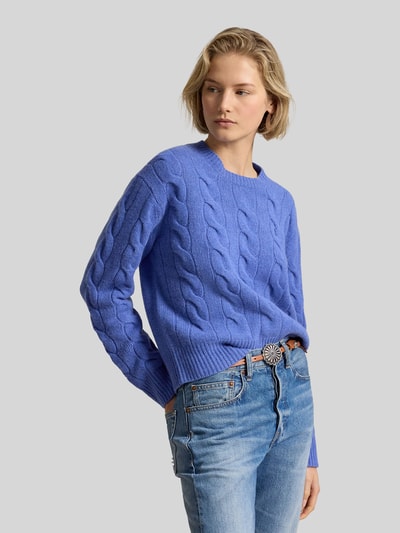 Frauenmodel trägt Regular Fit Strickpullover aus Woll-Kaschmir-Mix von Polo Ralph Lauren in Blau mit Zopfmuster, Damen, Nahaufnahme Oberkörper.