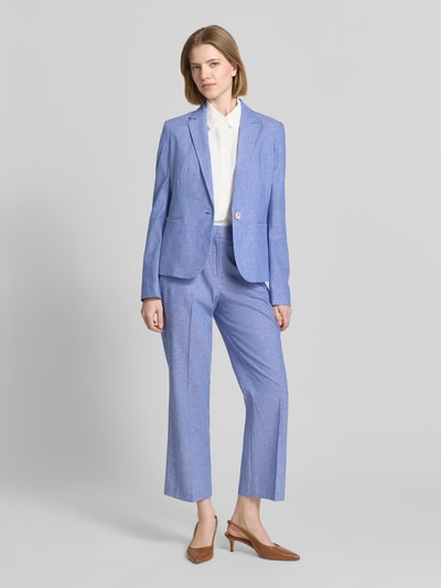 Frauenmodel trägt Regular Fit Blazer aus Leinen-Mix mit Paspeltaschen von Christian Berg Woman Selection in Hellblau mit Reverskragen, Ganzkörperansicht von vorne. Leinen-Baumwoll-Anteil sorgt für angenehme Textur, kombiniert mit weißem Damen T-Shirt und passender Hose. Rückenlänge bei Größe 36: 60 cm, Brustweite: 46 cm, Ärmellänge: 60 cm.