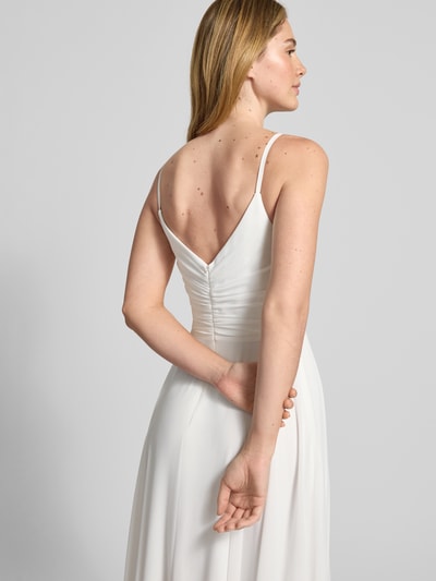 Vrouwenmodel draagt Brautkleid in Wickel-Optik van Mascara, witte chiffon, getailleerde pasvorm, hartvormige hals, spaghettibandjes, mouwloos design, wikkellook, naadritssluiting, maxilengte, ruglengte maat 36: 136 cm, borstwijdte maat 36: 36 cm. Ganzkörperansicht Rückansicht.
