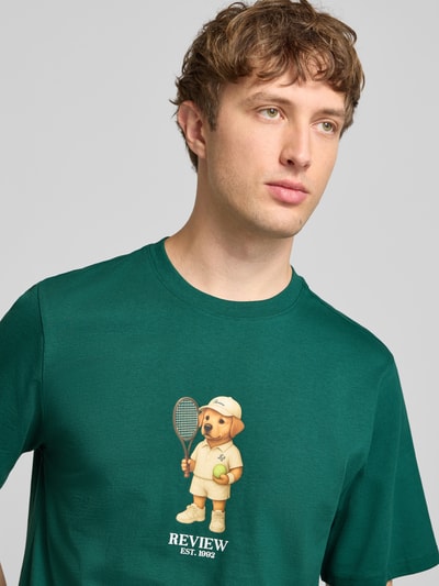 Männermodel trägt Regular Fit T-Shirt mit Logo-Print von REVIEW, Herren T-Shirt, Reine Baumwolle, Rundhalsausschnitt, Nahaufnahme Oberkörper.