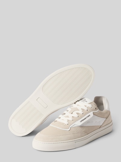Produktfoto, Sneaker aus echtem Leder mit Logo-Detail von Copenhagen, Herren Sneaker mit abgerundeter Passform, Schnürverschluss, Absatzhöhe 3 cm, Schafthöhe 8 cm, Schaftweite 9 cm, helle Naturtöne, glatte und strukturierte Leder-Texturen.