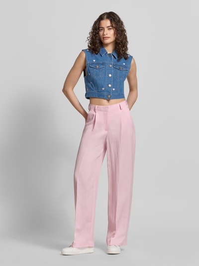 Frauenmodel trägt Hose aus Lyocell-Mix Modell 'EMMA' von JJXX in Rosa mit Falten, Gesäß-Paspeltasche, Wide-Leg-Pants, Ganzkörperansicht von vorne.