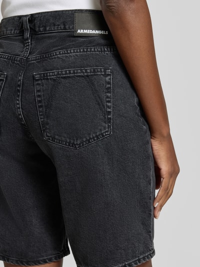 Vrouwenmodel draagt Regular Fit Jeansshorts uit puur katoen model 'THALINAA' van Armedangels, denimlook, labelpatch, twill, detailopname achterkant.