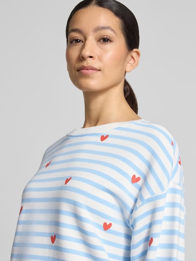 Frauenmodel trägt Sweatshirt im Allover-Look von Smith and Soul mit blauen Streifen, roten Herzen, Rundhalsausschnitt, Nahaufnahme Oberkörper.
