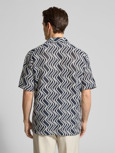 Männermodel trägt Regular Fit Freizeithemd im Allover-Look von MCNEAL in Schwarz-Weiß, Material-Mix, kurze Ärmel, Ganzkörperansicht Rückansicht.