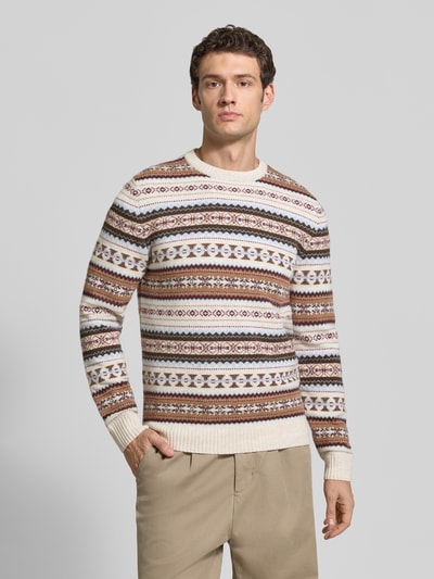 Männermodel trägt Slim Fit Strickpullover aus Baumwoll-Mix mit Rundhalsausschnitt von MCNEAL, gemusterte Brauntöne, Nahaufnahme Oberkörper. Herren Strickpullover, gerippte Abschlüsse, langärmliges Design.