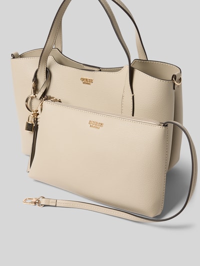 Produktfoto, Umhängetasche mit Label-Applikation von GUESS in Beige mit Clutch, feine Narbung, goldfarbene Details, strukturierte Oberfläche