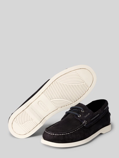 Produktfoto, Bootsschuhe mit Label-Stitching Modell 'Yardport' von Gant in Dunkelblau mit strukturierter weißer Sohle, abgerundete Form, Schnürung, beschichtetes Leder