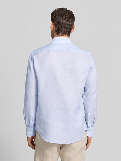 Männermodel trägt Regular Fit Leinenhemd mit Kentkragen von Christian Berg Men in Hellblau, feine Textur, Ganzkörperansicht Rückansicht.
