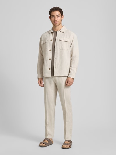 Männermodel trägt Straight Leg Leinenhose mit Tunnelzug Modell 'LEROY' von SELECTED HOMME, Optik: Unifarben, Leinen-Baumwolle-Mix, Ganzkörperansicht von vorne.