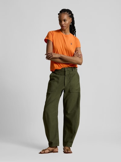 Kobiece model prezentuje T-shirt z wyhaftowanym logo od Polo Ralph Lauren z bawełny, krój regular fit, okrągły dekolt, długość tyłu 54 cm, widok całej sylwetki od przodu