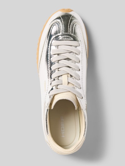 Produktfoto, Sneaker aus echtem Leder in glänzender Optik Modell 'Bridge' von HOFF, abgerundete Passform, Weiß mit silbernen Akzenten, strukturierte Sohle, Damen Sneaker, Kontext: Absatzhöhe 1 cm, Schafthöhe 8 cm, Schaftweite 9 cm.