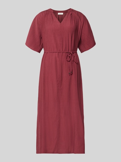 Produktfoto, Relaxed Fit Freizeitkleid aus Viskose-Mix von s.Oliver RED LABEL in dunklem Rot, strukturierte Oberfläche, mittellang, mit Taillengürtel