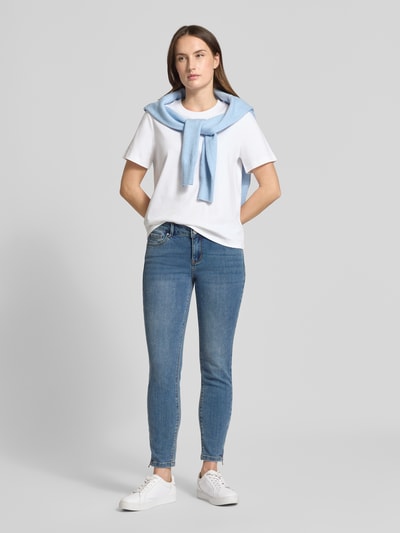 Frauenmodel trägt Skinny Fit Jeans mit Viskose-Anteil Modell 'Italy' von Buena Vista in Blau, 5-Pocket-Design, Ganzkörperansicht von vorne, Viskose-Baumwoll-Mix, sichtbarer Knopf- und Reißverschluss, Bundweite 40 cm, Innenbeinlänge 71 cm bei Größe S.