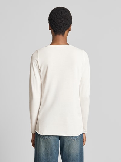 Frauenmodel trägt Regular Fit Longsleeve im Strukturmuster von Smith and Soul in Creme aus Baumwoll-Mix, Ganzkörperansicht Rückansicht.