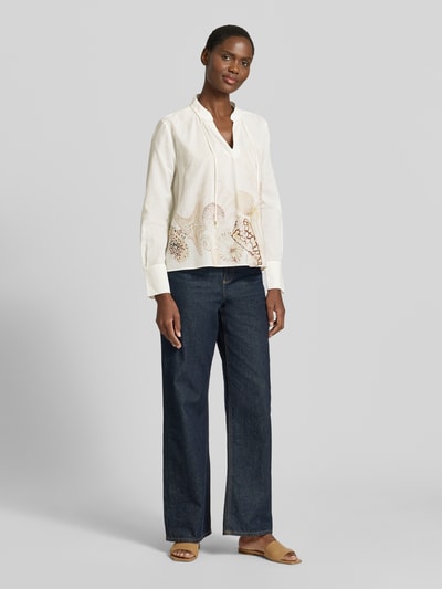 Kobiece modelka nosi Relaxed Fit Bluse mit Schnürung von Marc Cain z bawełny, wzór na całej powierzchni, wiązanie, z długim rękawem, przód, Ganzkörperansicht von vorne.