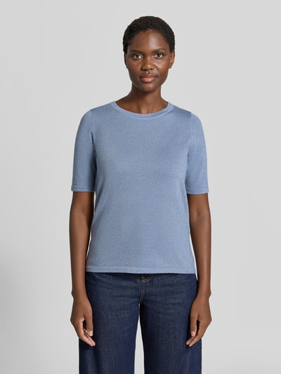 Frauenmodel trägt Regular Fit Pullover aus Viskose-Mix Modell 'LT JULI' von Betty Barclay in Hellblau, feine Struktur, Ganzkörperansicht von vorne, Damen Pullover von Betty Barclay.