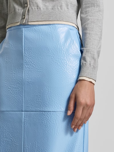 Frauenmodel trägt Knielanger Rock mit Nahtreißverschluss von Jake*s Collection in Hellblau, blickdichter Unterrock, Nahaufnahme Hüfte.
