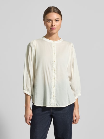 Frauenmodel trägt Regular Fit Bluse mit Rundhalsausschnitt Modell 'FAVIOLA' von 0039 Italy, Reine Baumwolle, 3/4-Arm, weiß, Ganzkörperansicht von vorne.