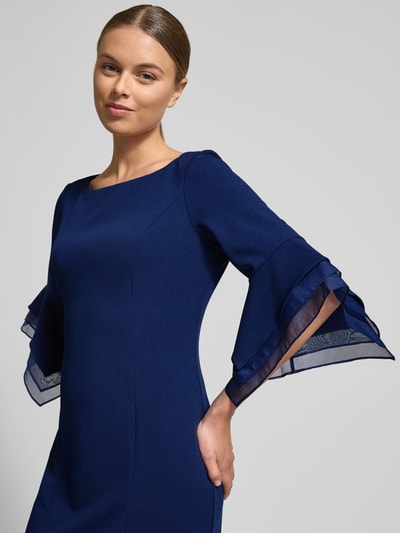 Kobiece modelka nosi Knielanges Cocktailkleid mit Rundhalsausschnitt od Adrianna Papell, mieszanka materiałów z dodatkiem streczu, prosty krój, długość do kolan, okrągły dekolt, długość tyłu w rozmiarze 36: 102 cm, szerokość klatki piersiowej: 64 cm, długość rękawów: 40 cm, kolor ciemnoniebieski, gładka tekstura, całkowity widok z przodu, zbliżenie górnej części ciała.