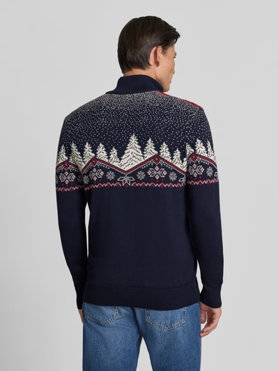 Männermodel trägt Regular Fit Strickpullover aus reiner Wolle Modell 'Dale' von Dale of Norway, Motiv in Blau und Beige, Ganzkörperansicht Rückansicht, Rückenlänge 72 cm, Ärmellänge 68 cm