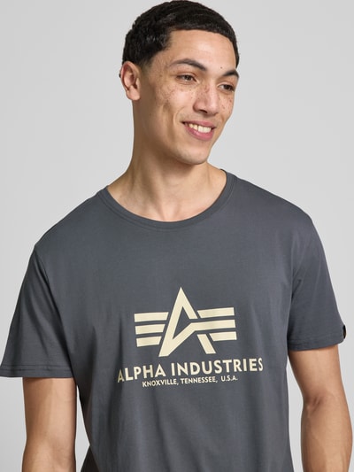 Männermodel trägt T-shirt mit Labeldetail Modell 'BASIC' van Alpha Industries, puur katoen, recht model, ronde hals, nahaufnahme bovenlichaam