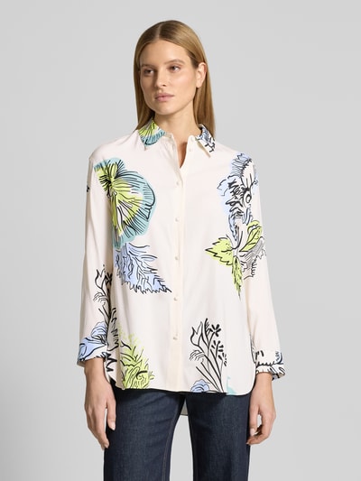 Frauenmodel trägt Relaxed Fit Bluse im Allover-Look von HERZENS, Material-Mix mit Stretch-Anteil, Hemdblusenkragen, Knopfleiste, Ganzkörperansicht von vorne.