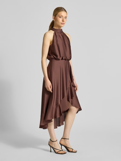 Vrouwenmodel draagt Neckholder-Cocktailkleid mit Volants van Swing in satijn, a-lijn midijurk, bruin met volantdetails, voorkant geheel zichtbaar, ruglengte 125 cm, borstwijdte 34 cm.