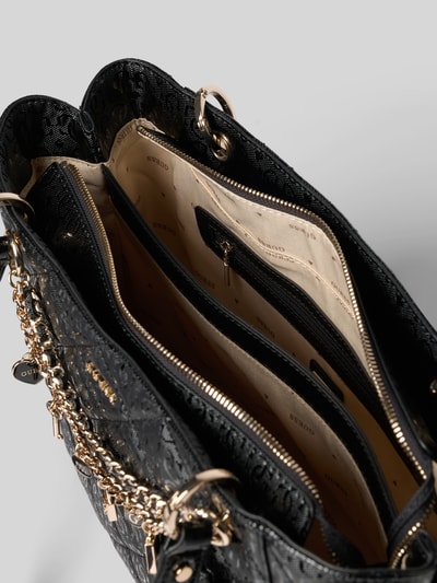 Produktfoto, czarna Umhängetasche mit Ketten-Detail Modell 'LIBBY NOEL TOTE' von Guess, Szerokość w rozmiarze 1: 34 cm, długość 26 cm, głębokość 11 cm, długość paska na ramię 58 cm, główna komora na zamek, wewnętrzna struktura jasna, aplikacja z logo, metalowe detale, tekstura skóry