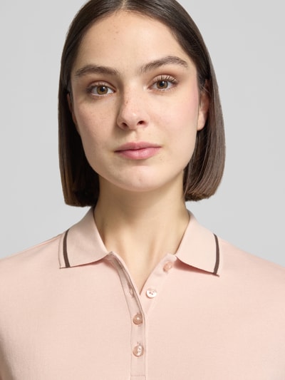 Frauenmodel trägt Regular Fit Poloshirt aus Baumwolle von Jake*s Casual in zartem Rosa, Polokragen, Nahaufnahme Oberkörper.