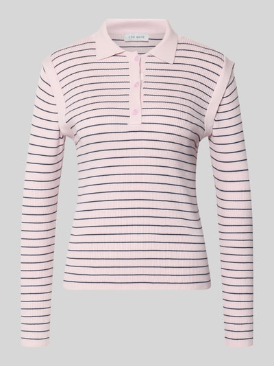 Produktfoto, sweter z dzianiny z mieszanki wiskozy z dodatkiem streczu, krój slim fit, model 'VERAN' od Copenhagen Muse, damski, kołnierzyk polo, listwa guzikowa, długość tyłu w rozmiarze S: 55 cm, długość rękawów w rozmiarze S: 55 cm, jasno różowy z cienkimi poziomymi granatowymi paskami, delikatna prążkowana faktura