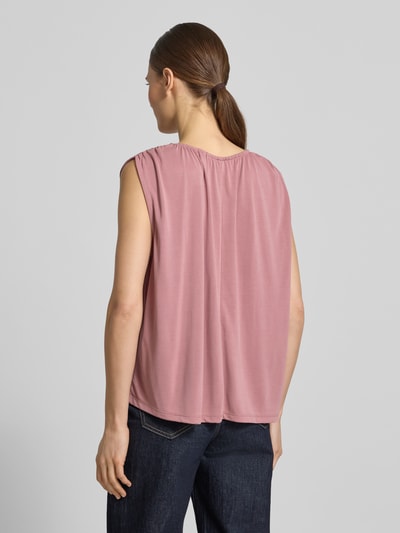 Frauenmodel trägt Loose Fit Blusentop aus Modal-Mix Modell 'FILLI' von Vero Moda in Optik: Unifarben, Materialverarbeitung: Stretch, Ganzkörperansicht Rückansicht.