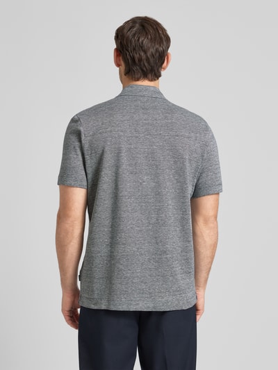 Männermodel trägt Regular Fit Freizeithemd aus Leinen-Baumwoll-Mix Modell 'H-POWELL' von BOSS in Melange-Optik, Ganzkörperansicht Rückansicht.