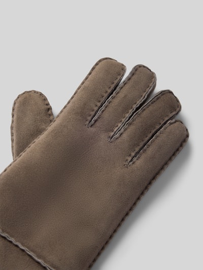 Produktfoto, braune Handschuhe aus echtem Lammfell Modell 'Bergen' von Roeckl, sichtbare Ziernähte und Label-Detail, glatte Textur